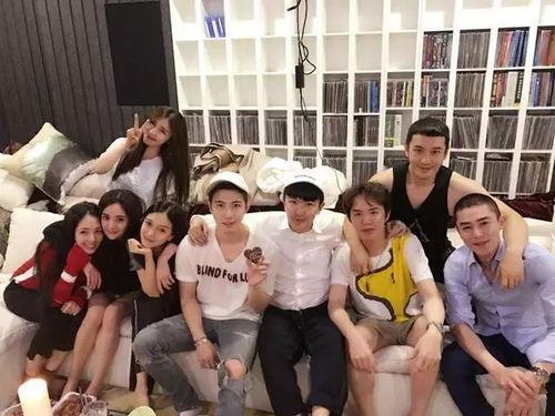 闺蜜进了娱乐圈带我吃瓜,带我一起尝鲜娱乐圈瓜果盛宴